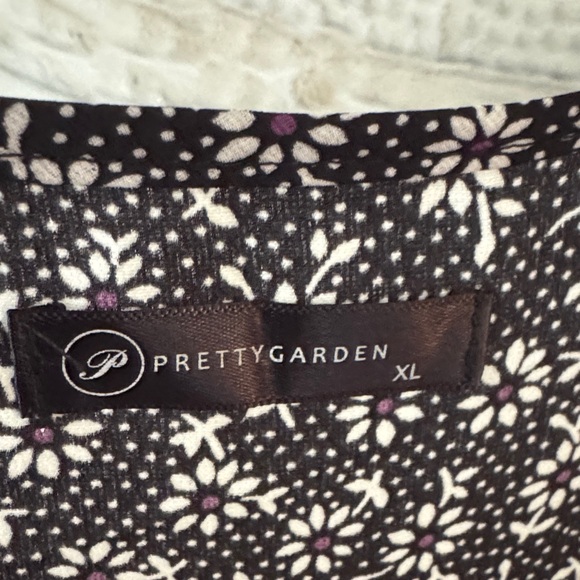 Elegant Navy Floral Maxi Dress - Picture 2 of 3